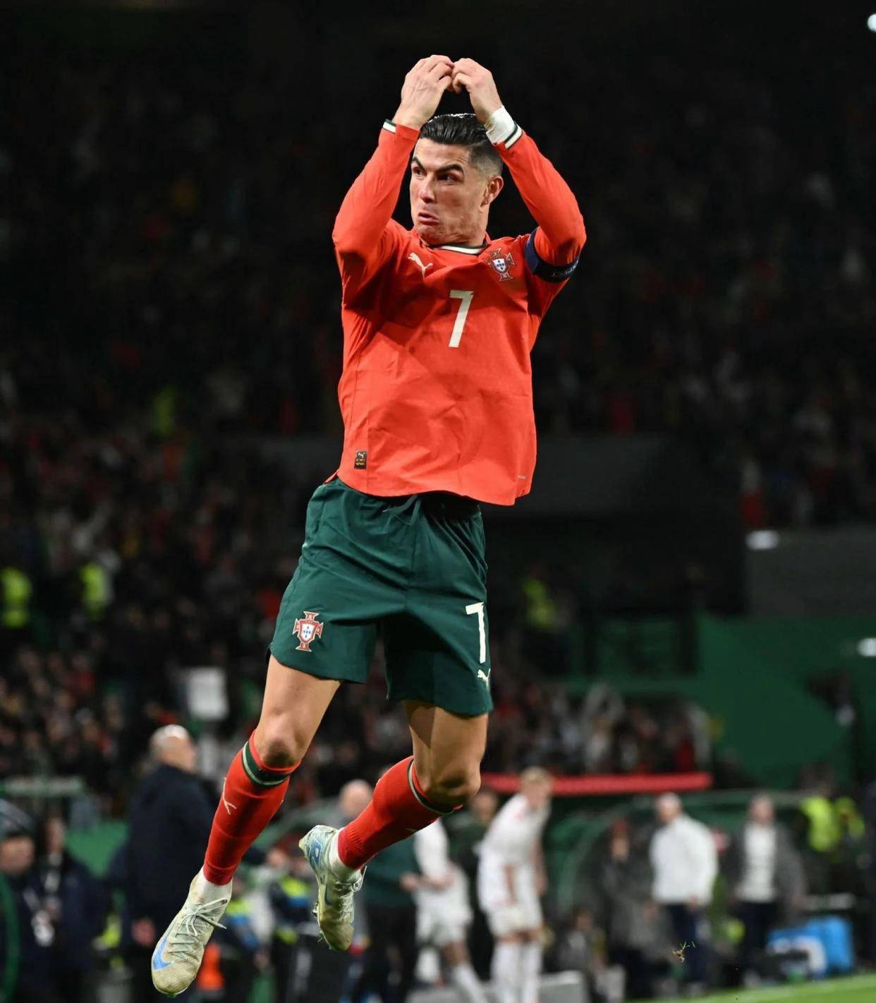 包含C罗在巴黎圣日耳曼比赛中连败,势不可挡引发热议!的词条 包含C罗在巴黎圣日耳曼比赛中连败,势不可挡引发热议!的词条